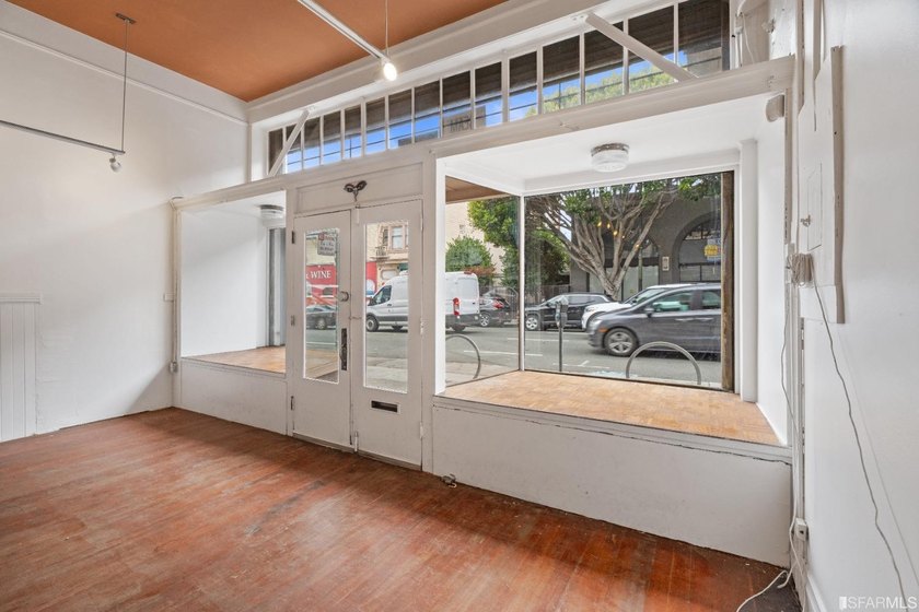 Introducing a fantastic mixed-use property in the heart of San - photo 9