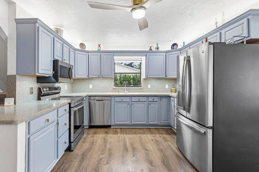 RARE OPPORTUNITY in North Palm Beach with this spacious - photo 11