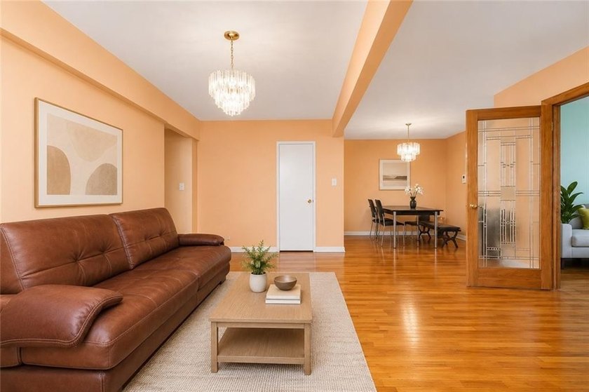 Prime Brighton Beach - Ocean Block! Welcome to this rare and - photo 7
