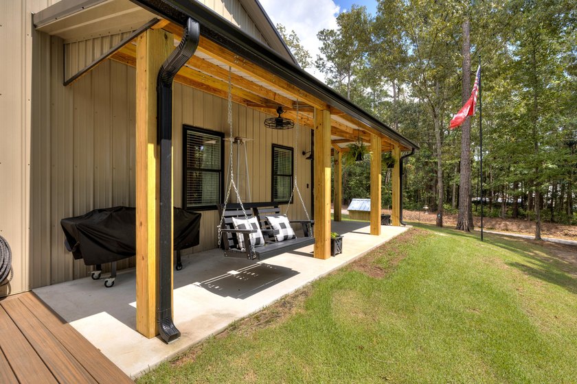 Welcome to this beautifully designed 3BR/2BA barndominium - photo 9
