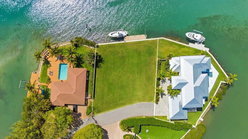 Discover Your Hidden Paradise! This charming riverfront property - photo 4