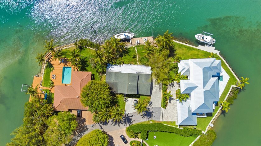 Discover Your Hidden Paradise! This charming riverfront property - photo 5