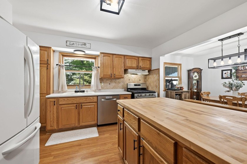 Welcome home to this Caledonia gem tucked away at the end of a - photo 13
