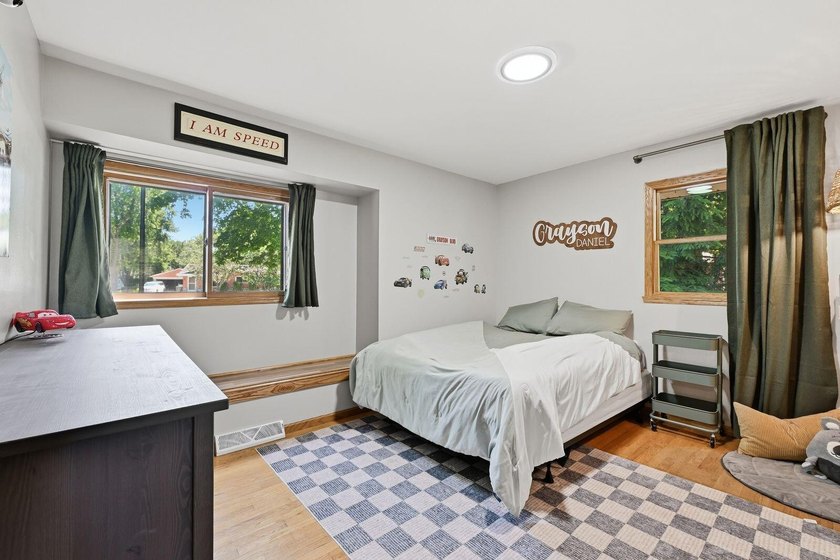 Welcome home to this Caledonia gem tucked away at the end of a - photo 17