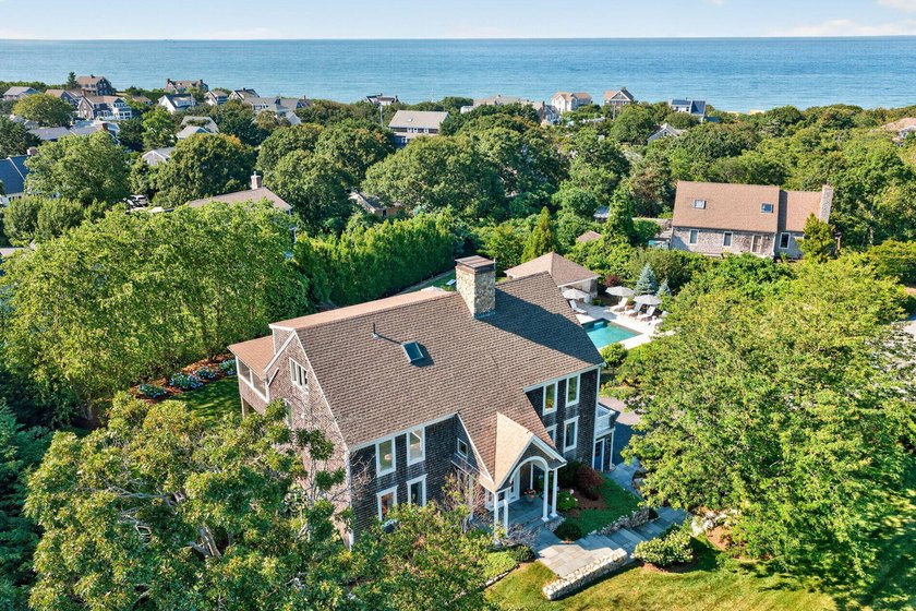 Experience luxury coastal living in this stunning 4-bedroom/ - photo 2