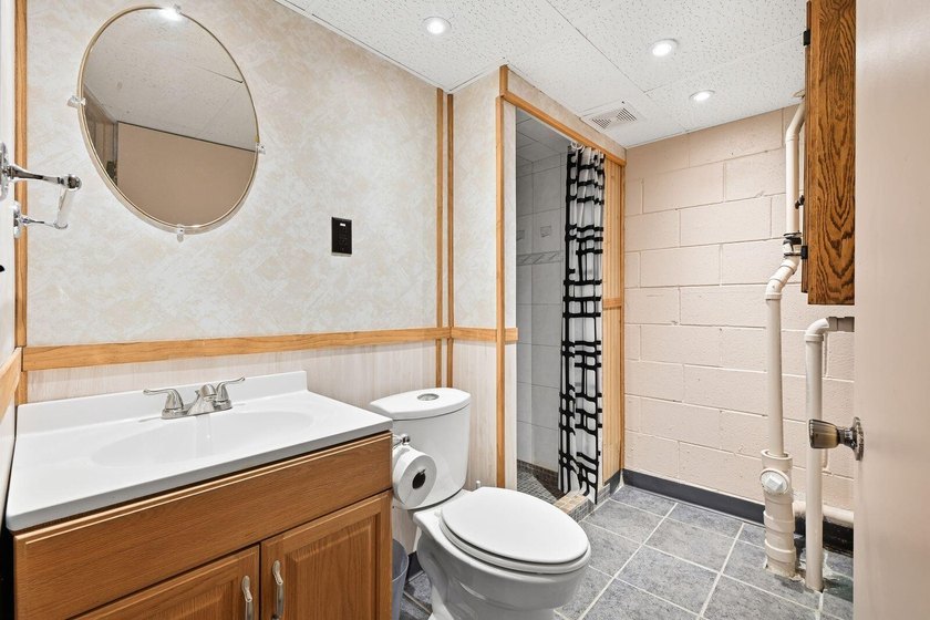 Welcome home to this Caledonia gem tucked away at the end of a - photo 23