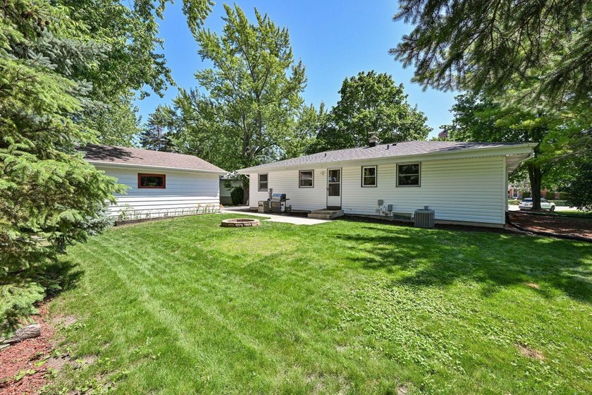 Welcome home to this Caledonia gem tucked away at the end of a - photo 24