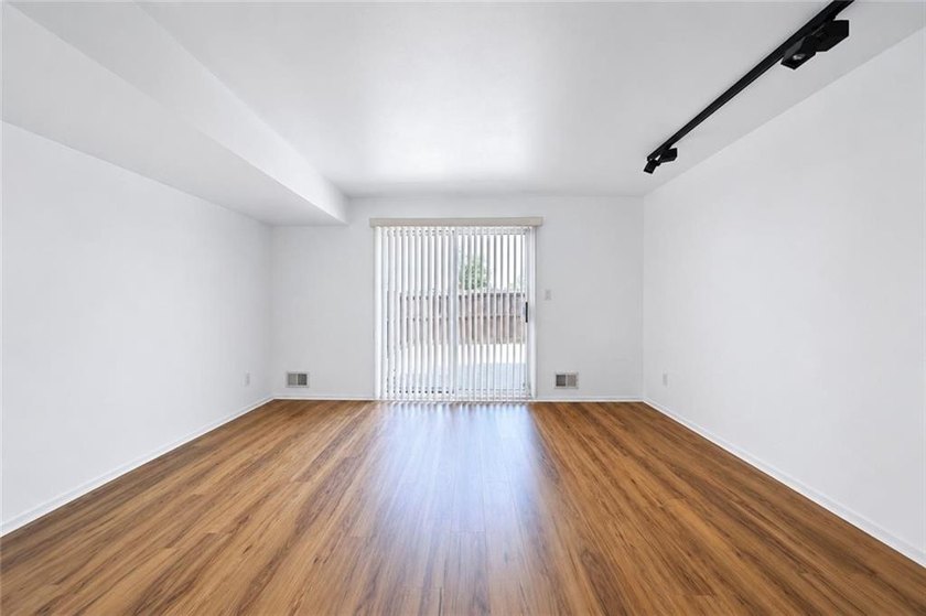 Welcome to this beautifully renovated townhouse-style - photo 3