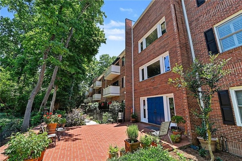 Welcome to this handsome and inviting 2-bedroom, 2-bathroom - photo 3