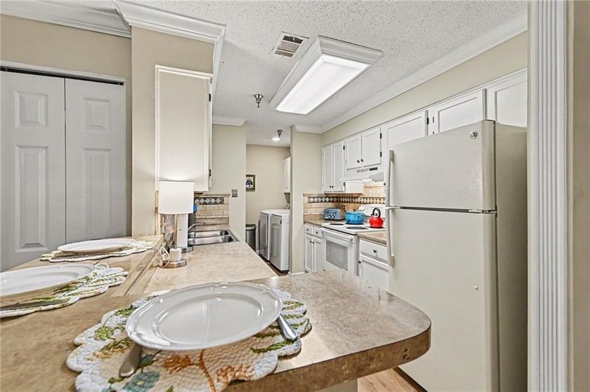Welcome to this handsome and inviting 2-bedroom, 2-bathroom - photo 10