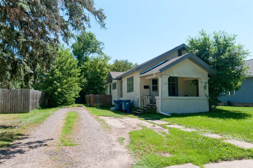 This charming 2 bedroom, 1 bath home is full of potential and - photo 4