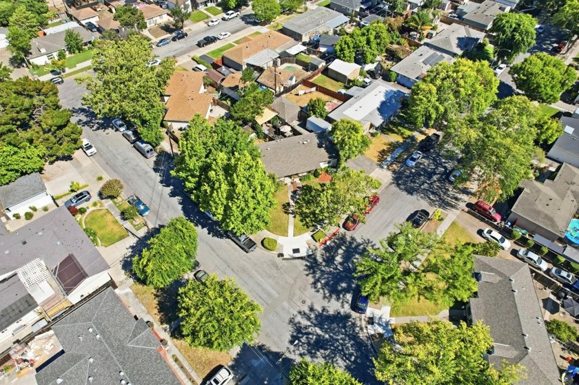 This property s a golden opportunity for investors or anyone - photo 12