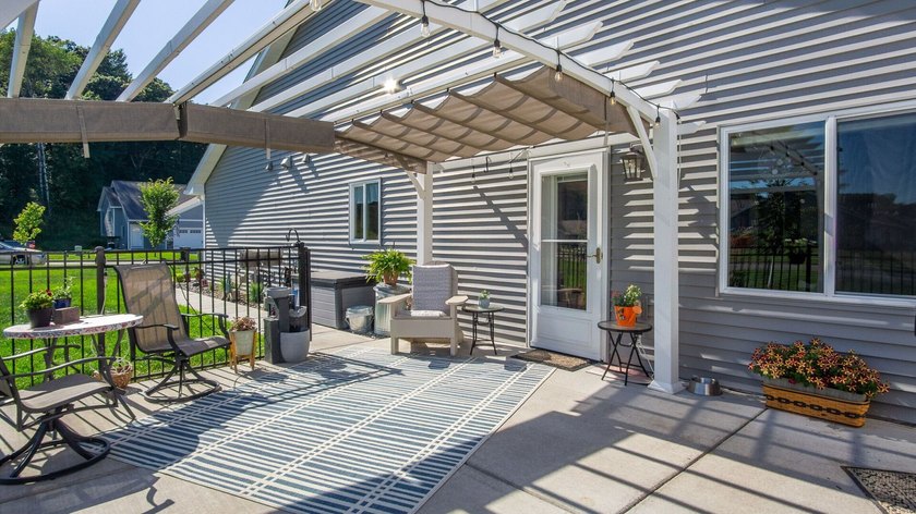 Enjoy easy, low-maintenance living in this nearly new twin home - photo 2