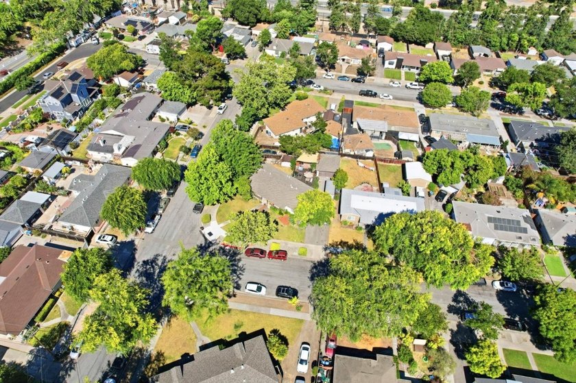 This property s a golden opportunity for investors or anyone - photo 13