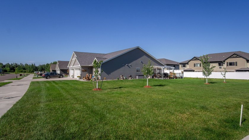Enjoy easy, low-maintenance living in this nearly new twin home - photo 5