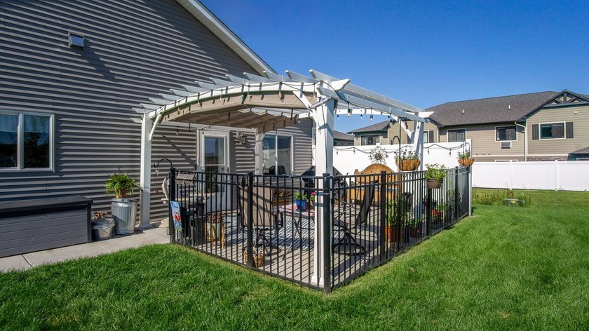 Enjoy easy, low-maintenance living in this nearly new twin home - photo 9