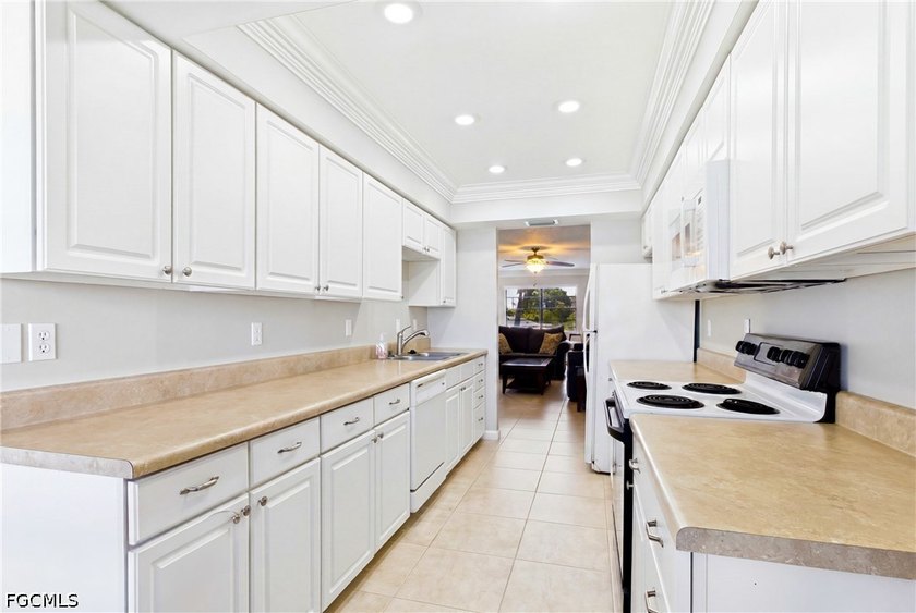 WATERFRONT PARADISE - PRICED TO SELL! Experience the ultimate - photo 14