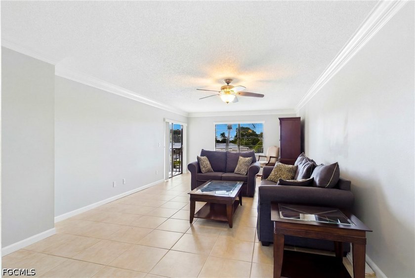 WATERFRONT PARADISE - PRICED TO SELL! Experience the ultimate - photo 17