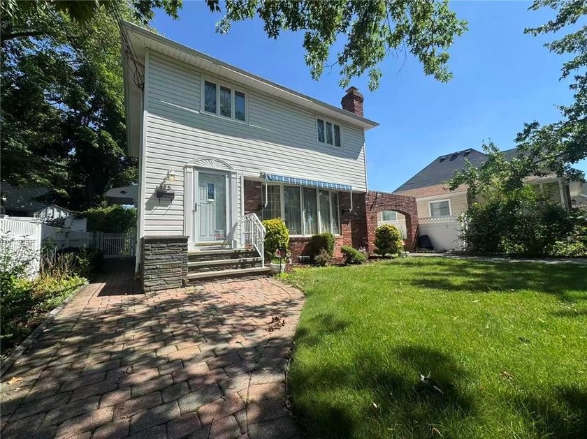 Presenting you to this fully detached single-family home in - photo 2