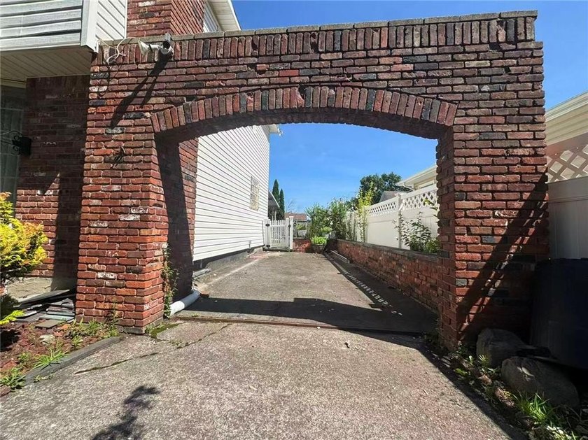 Presenting you to this fully detached single-family home in - photo 4