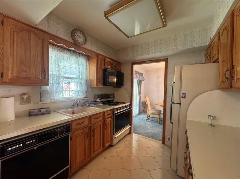 Presenting you to this fully detached single-family home in - photo 10