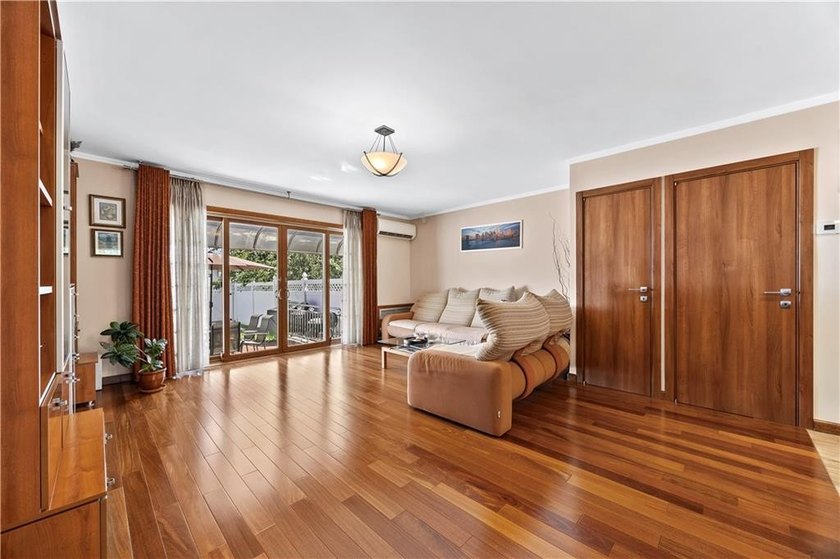 DAILY PRIVATE SHOWINGS. A masterful blend of refined design - photo 6