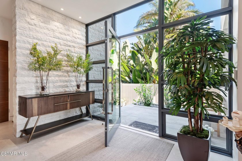 Absolutely exquisite newer built ocean front contemporary - photo 6