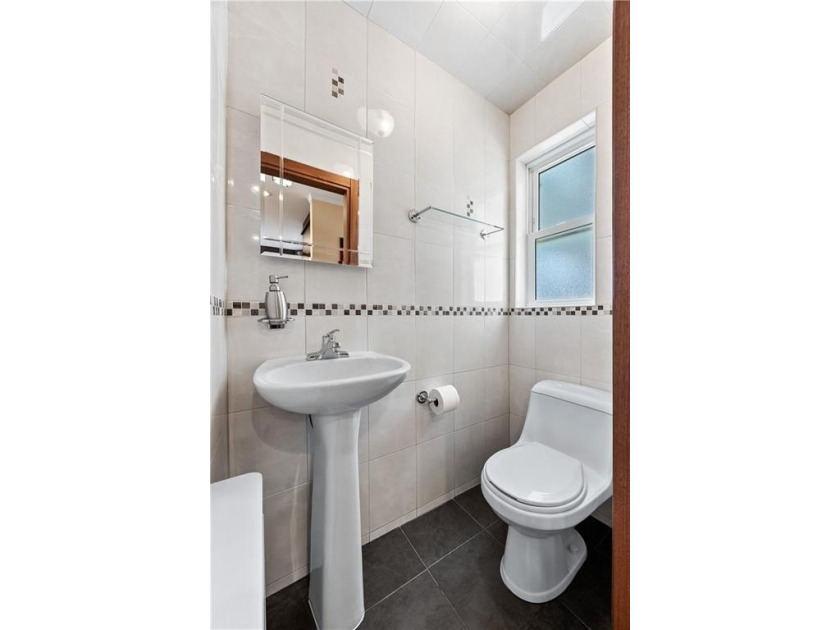 DAILY PRIVATE SHOWINGS. A masterful blend of refined design - photo 9