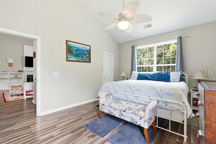 Welcome home to this meticulously maintained, move-in ready - photo 16