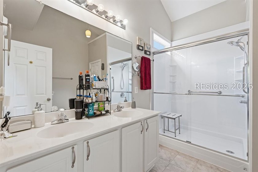 Welcome home to this meticulously maintained, move-in ready - photo 19