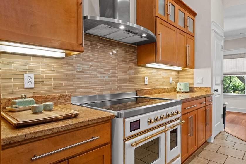 This 4bd PLUS carriage house is tucked away on a secluded - photo 10
