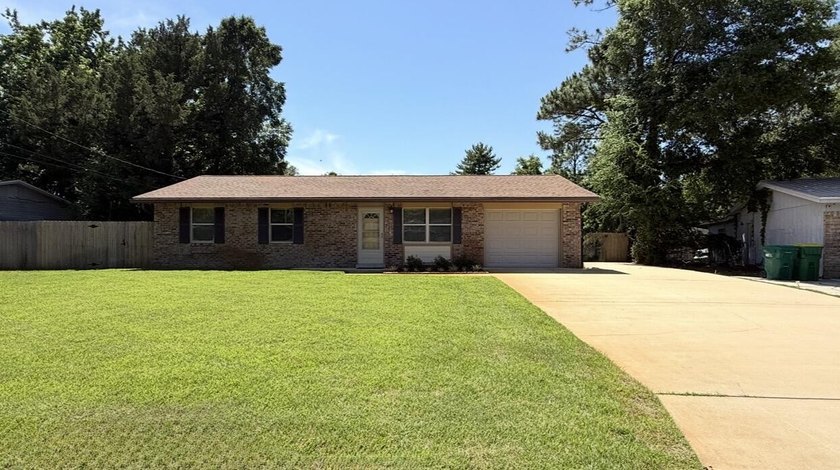 MOVE-IN-READY! 3BR/1.5BA Brick/Hardie Board home conveniently - photo 2
