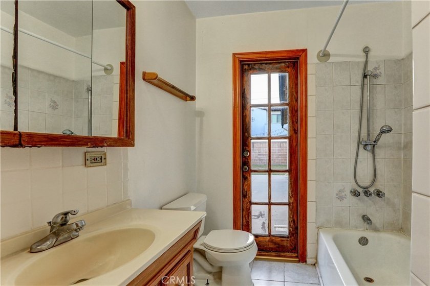 A warm, clean and well kept house, first time in the market - photo 11