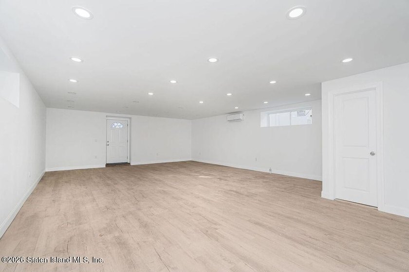 Large new construction 6 over 6 with 9' ceilings. hardwood - photo 11