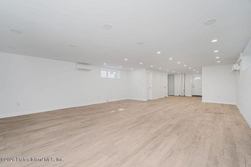 Large new construction 6 over 6 with 9' ceilings. hardwood - photo 12