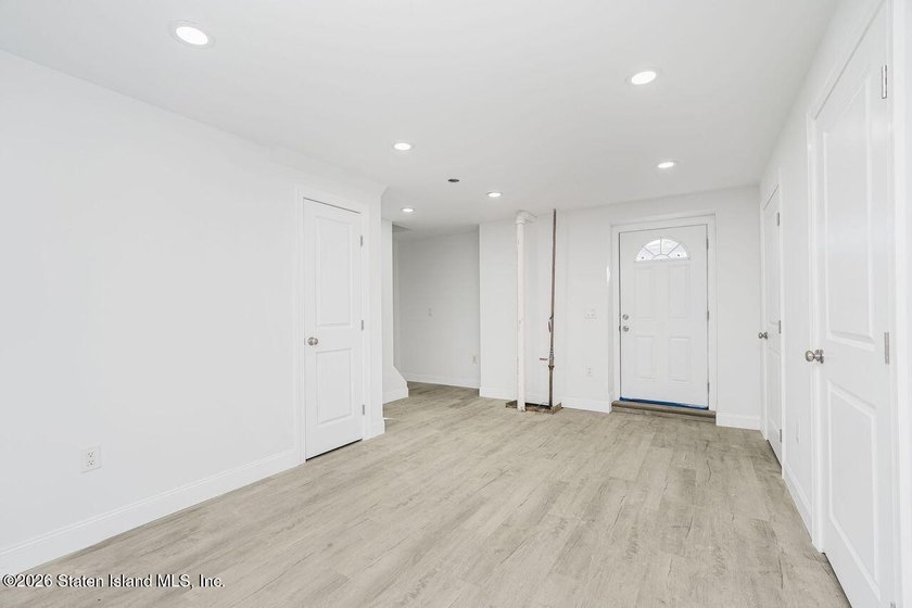 Large new construction 6 over 6 with 9' ceilings. hardwood - photo 13