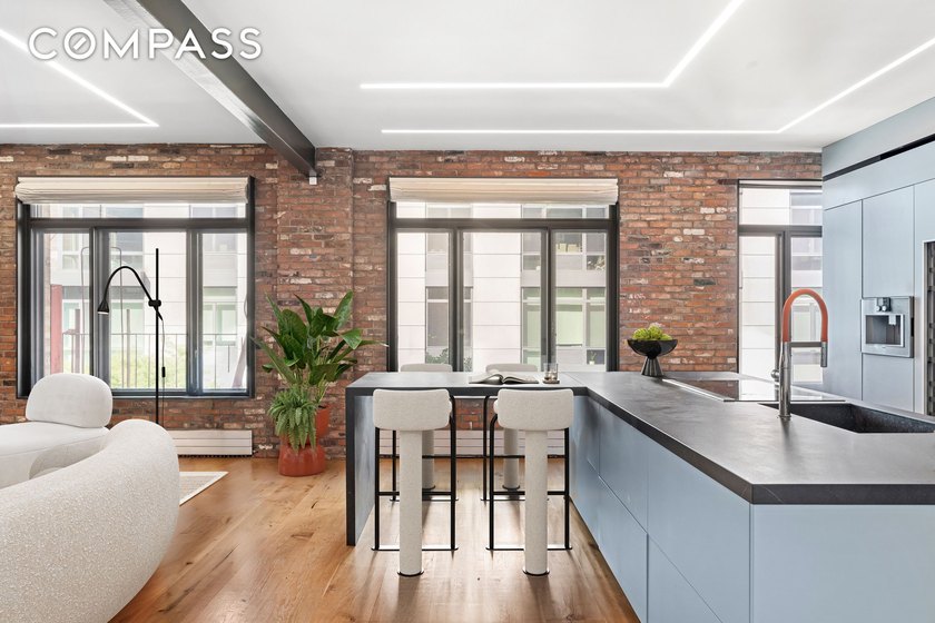 A private keyed elevator opens directly into this expansive SoHo - photo 3