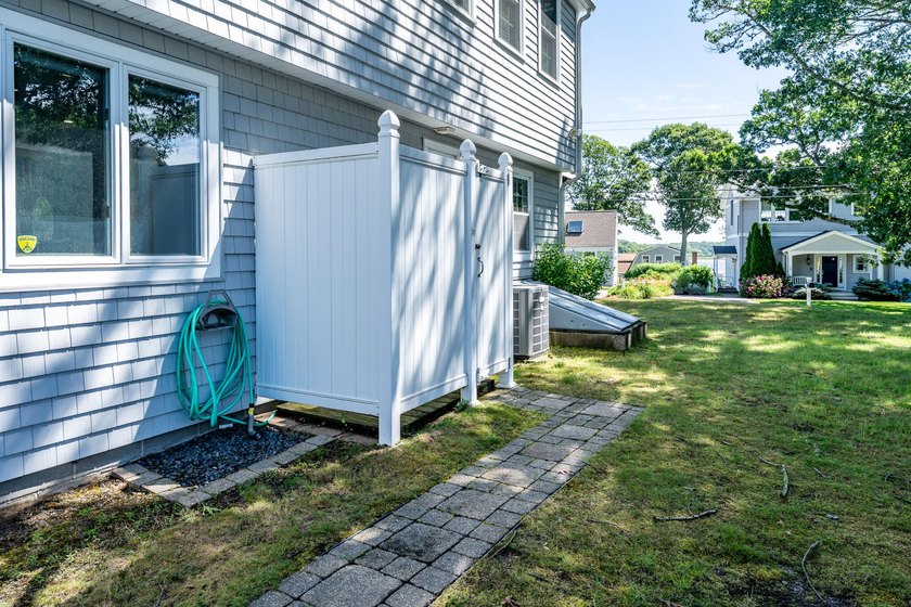 Looking for a beach house or one that feels like it! This home - photo 6