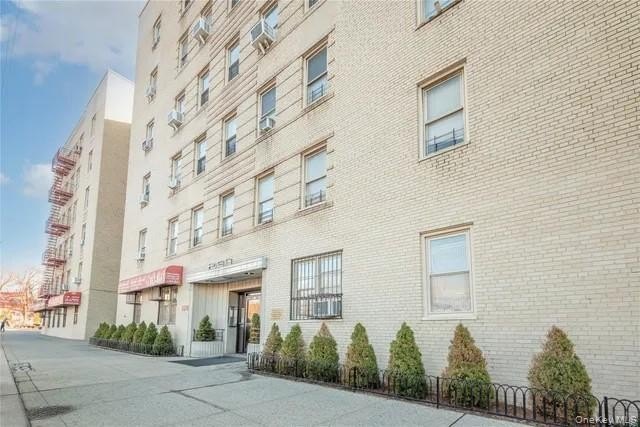 Welcome to 2190 Boston Rd, Apt 5K in the Pelham Parkway section - photo 2