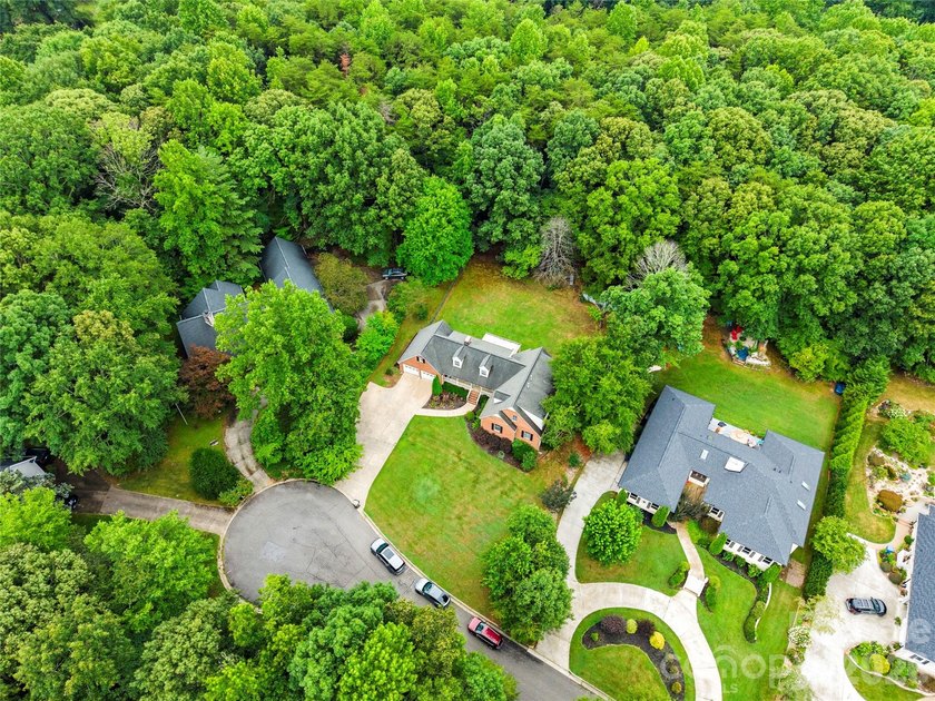 Don't miss out on this charming family home and what it has to - photo 2