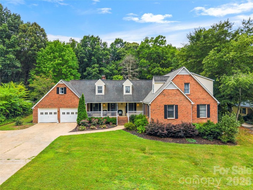 Don't miss out on this charming family home and what it has to - photo 3