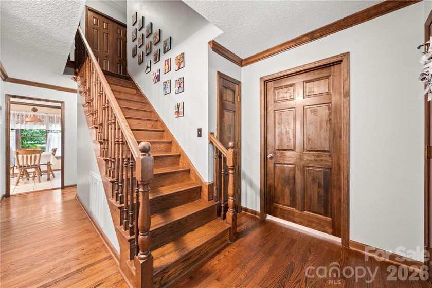 Don't miss out on this charming family home and what it has to - photo 4