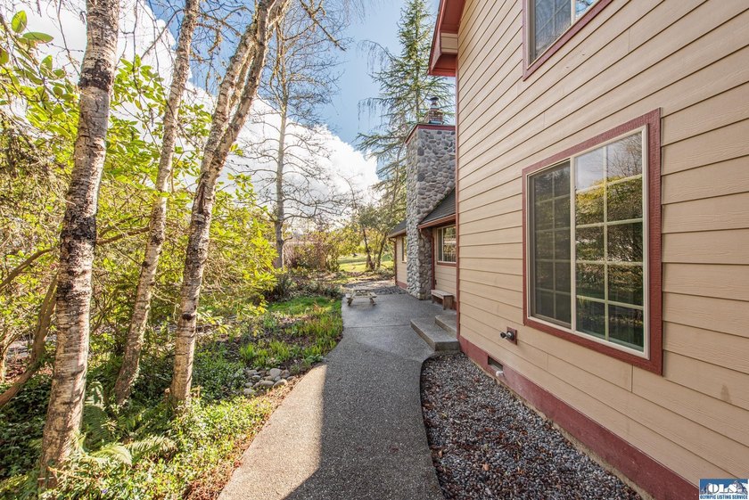 Spacious and beautifully updated 3-bedroom, 3-bath home on 2.80 - photo 13