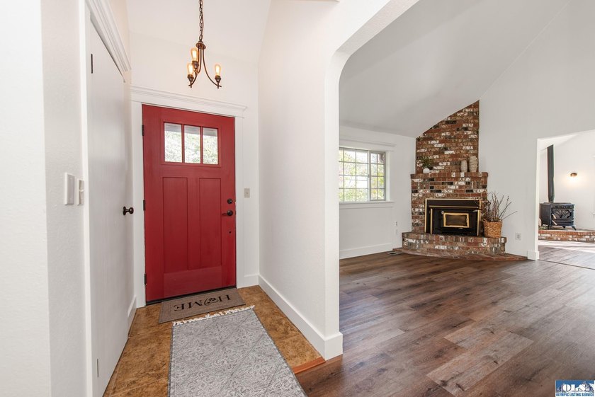Spacious and beautifully updated 3-bedroom, 3-bath home on 2.80 - photo 15