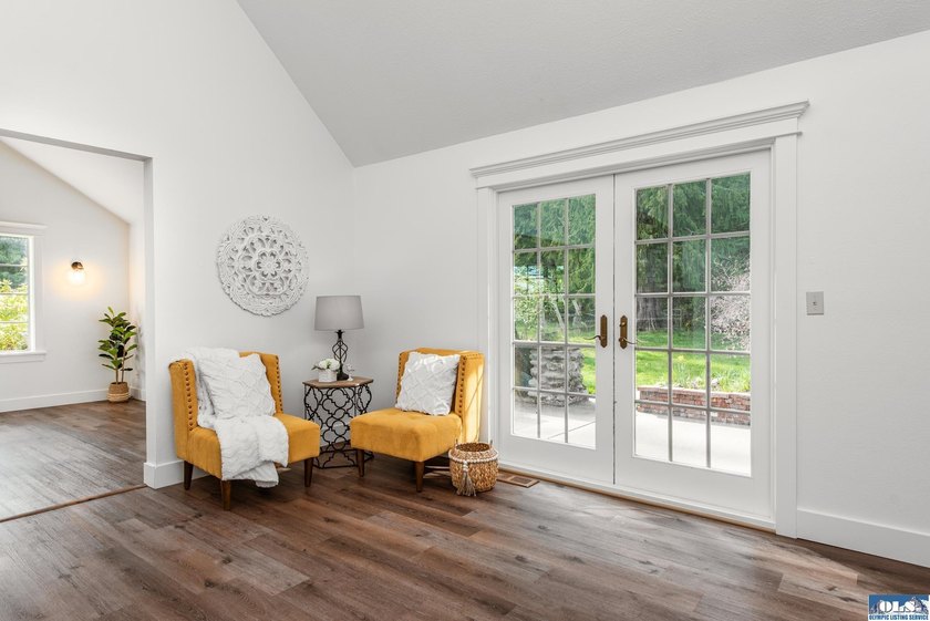 Spacious and beautifully updated 3-bedroom, 3-bath home on 2.80 - photo 18