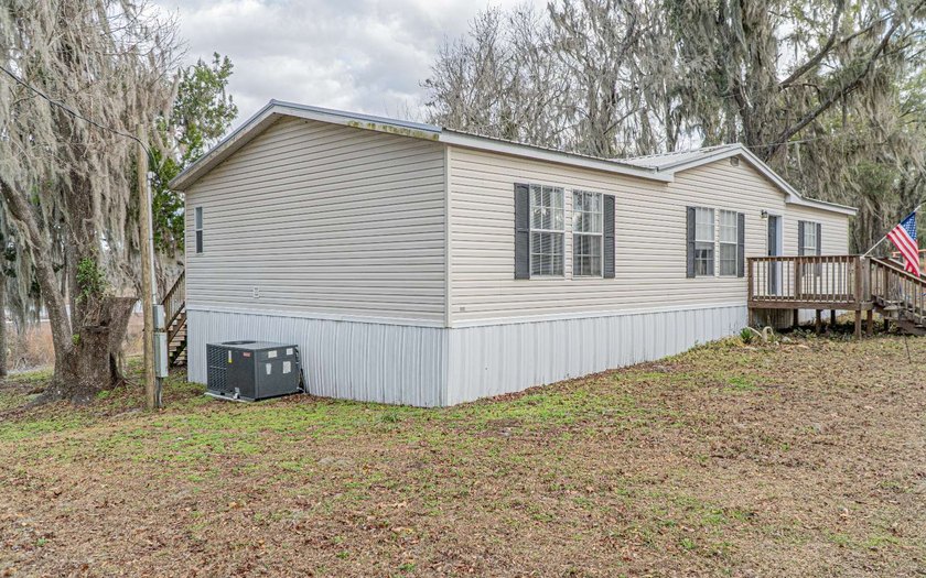 Welcome this 2006 3-bedroom, 2-bath mobile home on Peacock Lake - photo 25