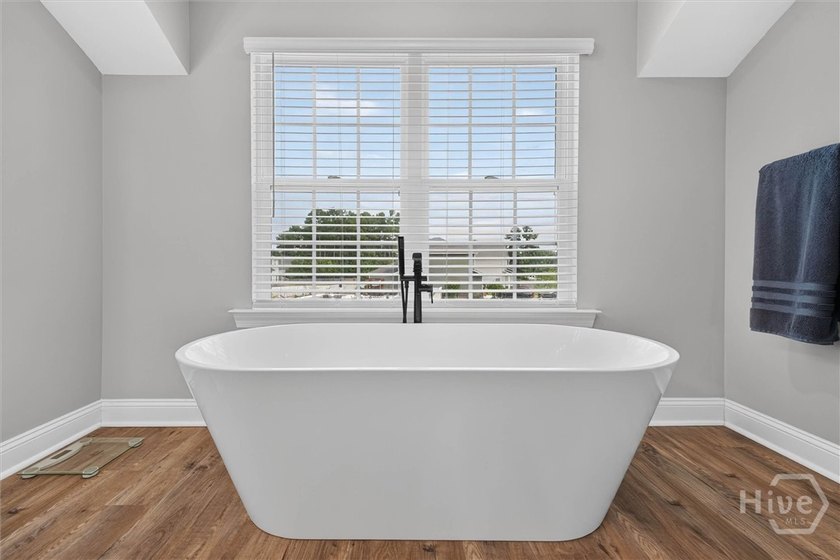 Welcome to this beautifully appointed 4-bedroom, 3 and a half - photo 30