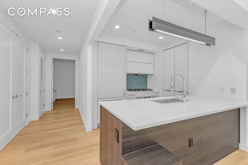 Welcome to this refined studio/home office, one-bathroom - photo 5