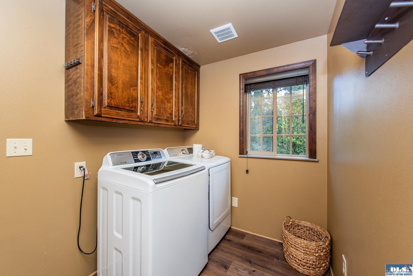 Spacious and beautifully updated 3-bedroom, 3-bath home on 2.80 - photo 47