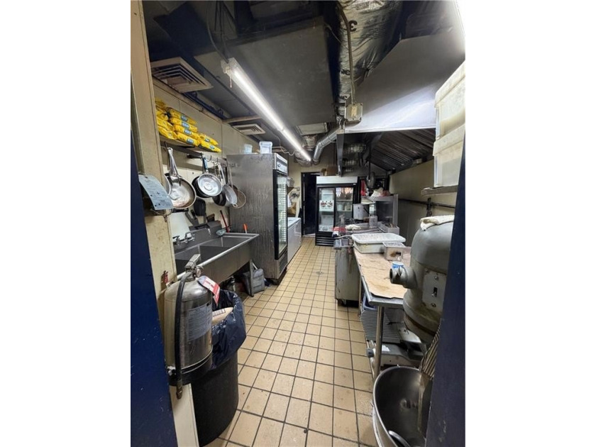 Exceptional opportunity to acquire a fully equipped pizzeria in - photo 9